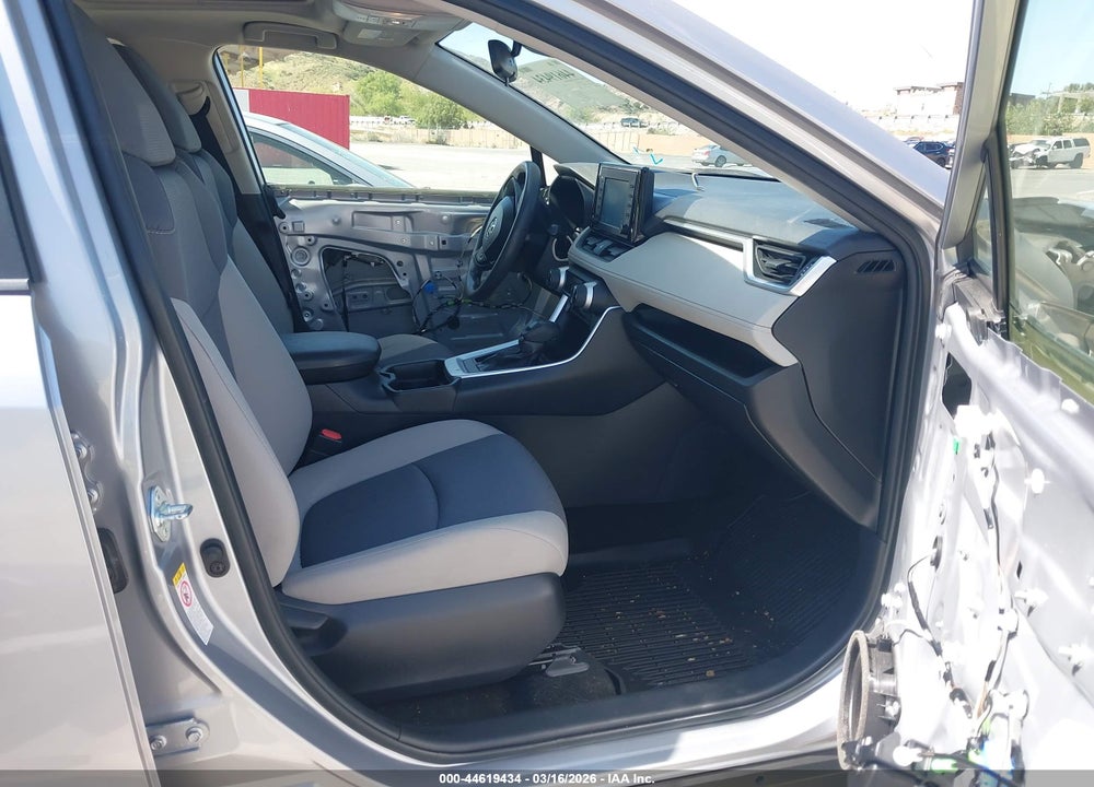 2019 TOYOTA RAV4 XLE VIN: JTMW1RFVXKD508020