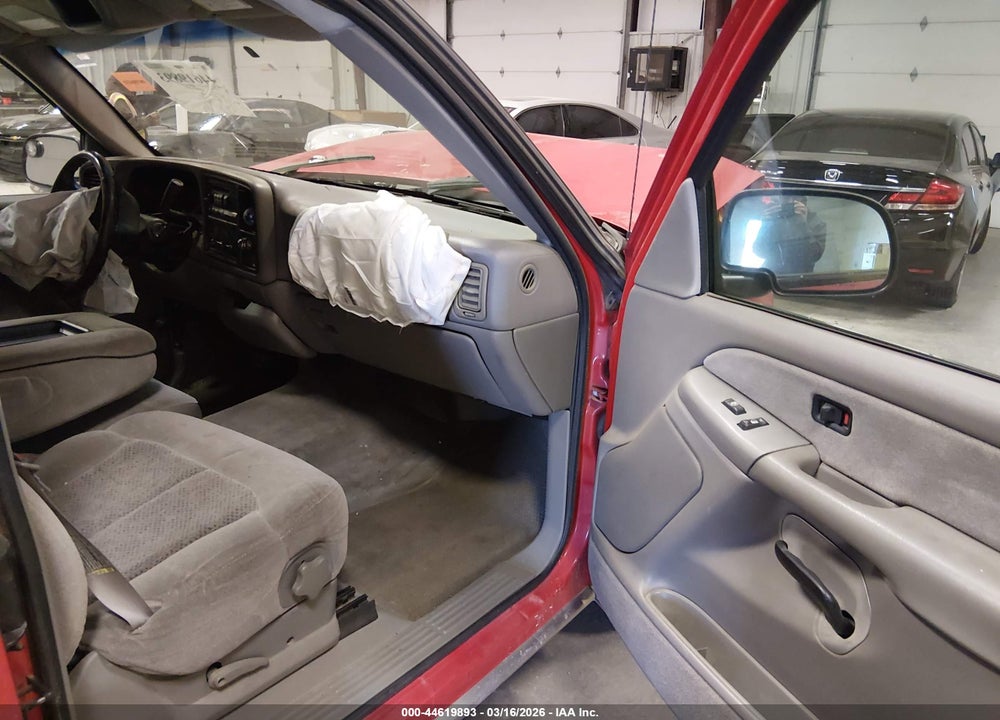 2000 CHEVROLET SILVERADO 1500 LS VIN: 2GCEC19T1Y1296808