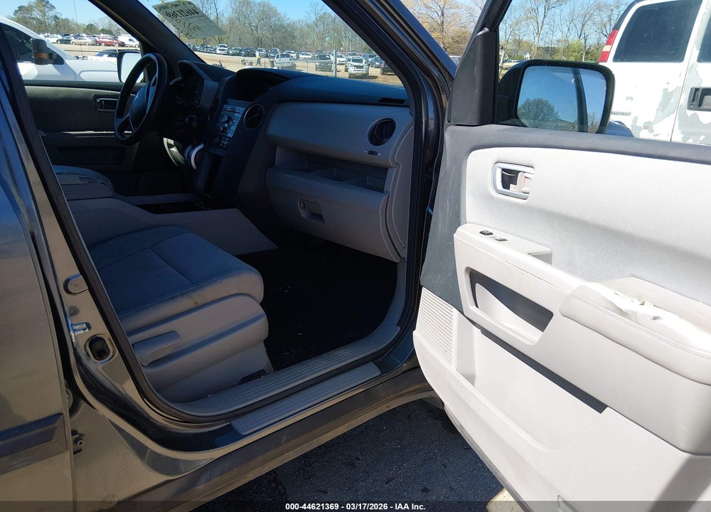 2011 HONDA PILOT LX VIN: 5FNYF3H24BB010382