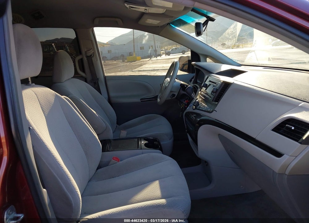 2014 TOYOTA SIENNA LE V6 8 PASSENGER VIN: 5TDKK3DC0ES472115