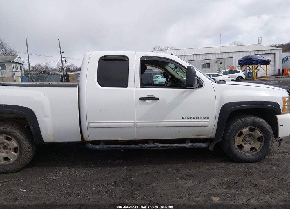 2011 CHEVROLET SILVERADO 1500 LT VIN: 1GCRKSE3XBZ215982