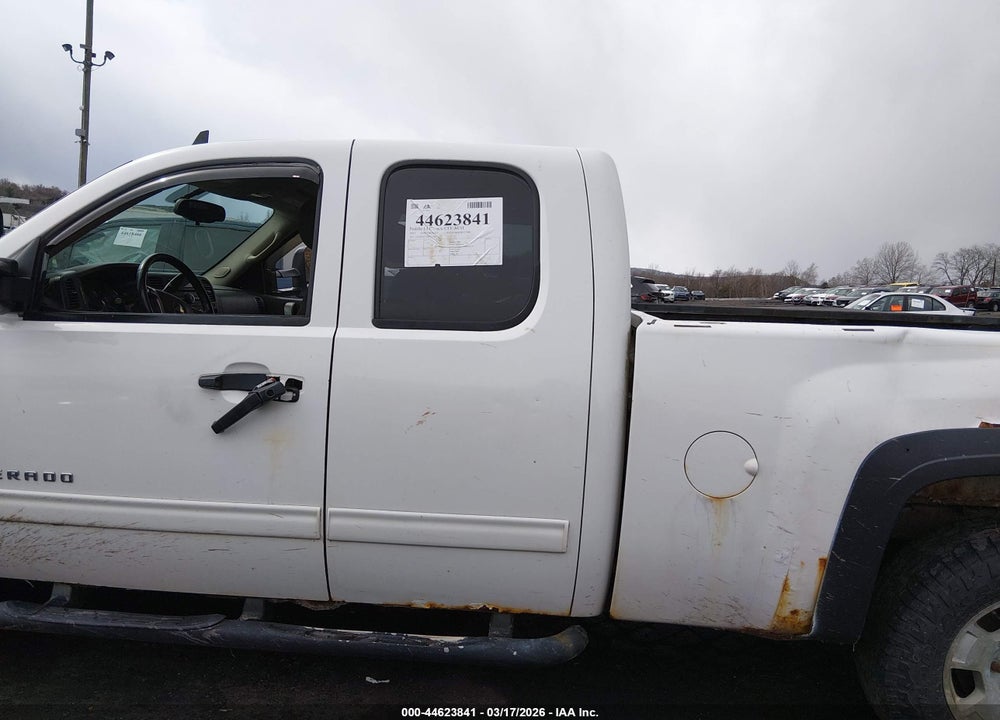 2011 CHEVROLET SILVERADO 1500 LT VIN: 1GCRKSE3XBZ215982