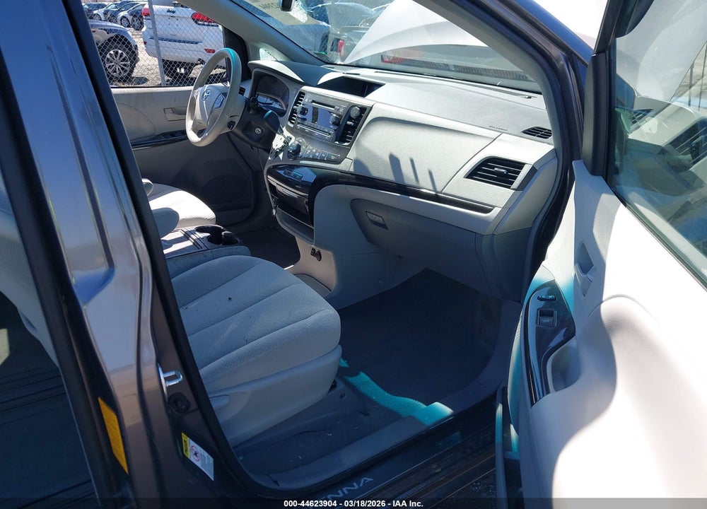 2014 TOYOTA SIENNA LE V6 8 PASSENGER VIN: 5TDKK3DC8ES465171