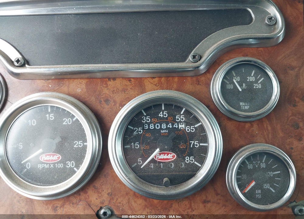 2001 PETERBILT 379 VIN: 1NP5LB9X41D557070