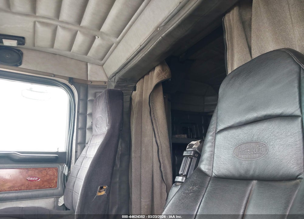 2001 PETERBILT 379 VIN: 1NP5LB9X41D557070