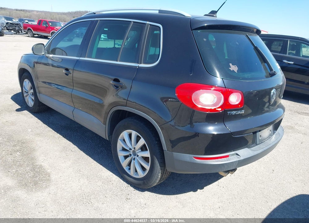 2011 VOLKSWAGEN TIGUAN SE VIN: WVGAV7AX0BW539921