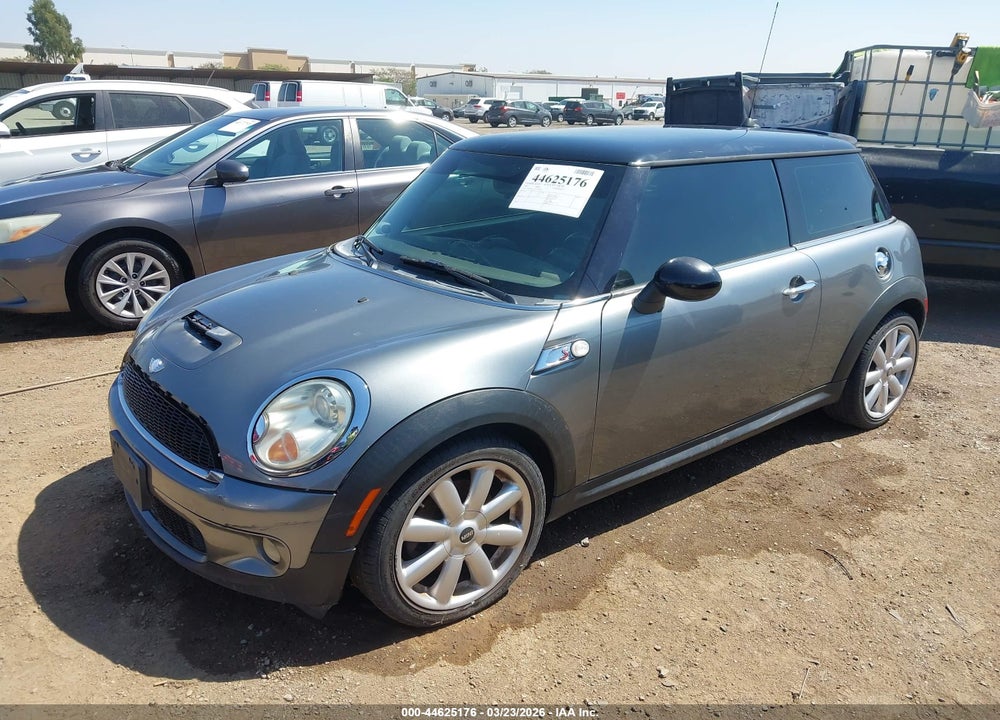 2007 MINI COOPER S VIN: WMWMF73557TV30731