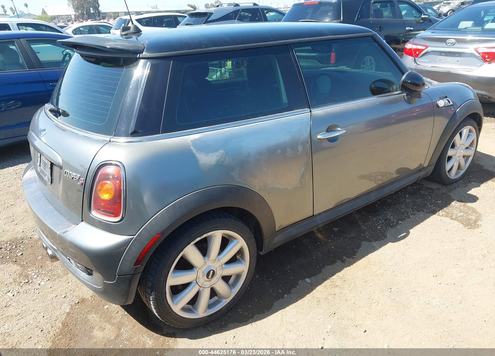 2007 MINI COOPER S VIN: WMWMF73557TV30731