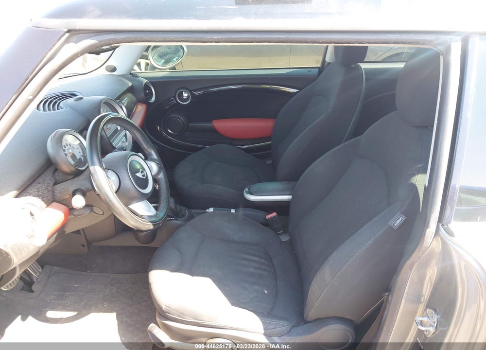 2007 MINI COOPER S VIN: WMWMF73557TV30731