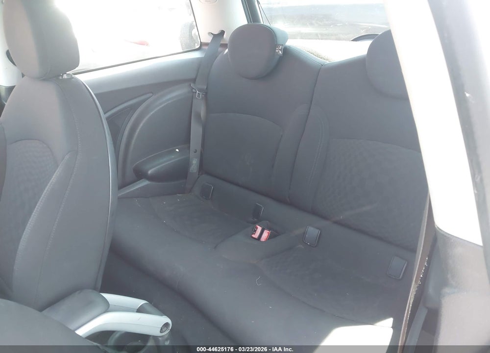 2007 MINI COOPER S VIN: WMWMF73557TV30731