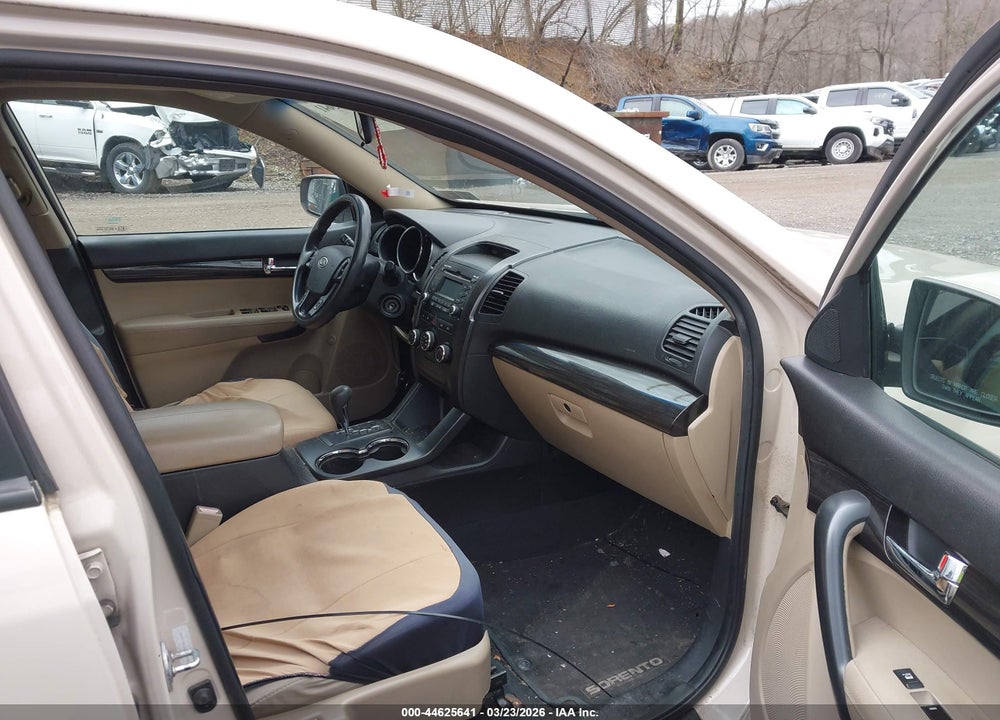 2011 KIA SORENTO LX VIN: 5XYKT3A16BG162432
