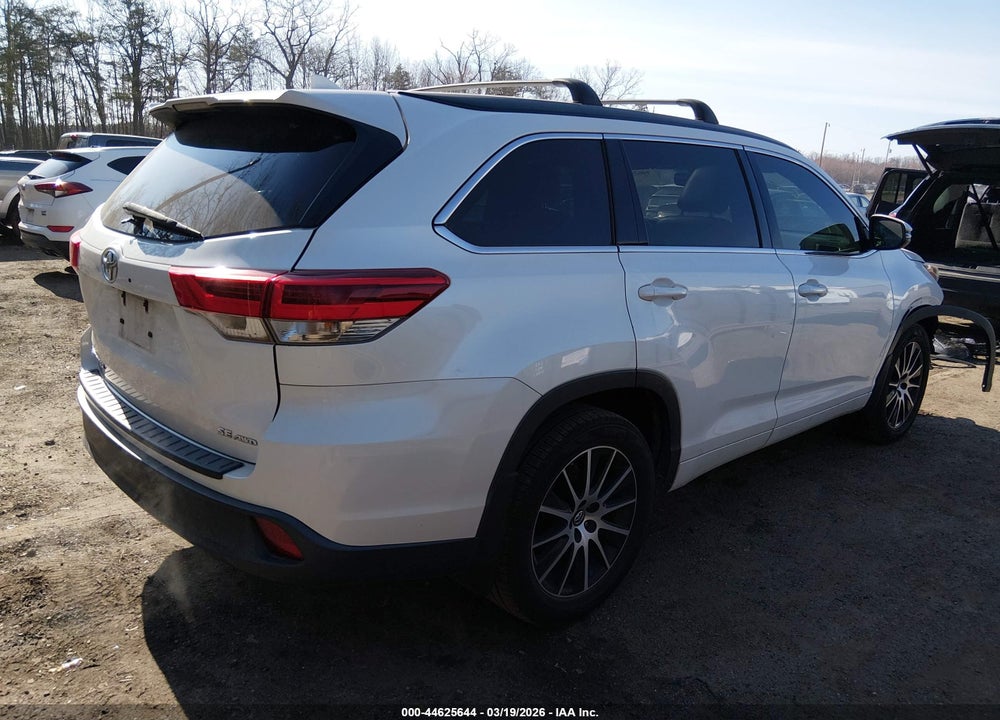 2017 TOYOTA HIGHLANDER SE VIN: 5TDJZRFH9HS360906