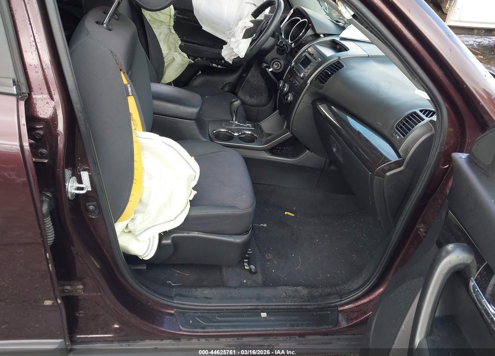 2011 KIA SORENTO LX VIN: 5XYKT3A10BG090188