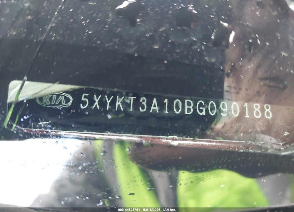 2011 KIA SORENTO LX VIN: 5XYKT3A10BG090188