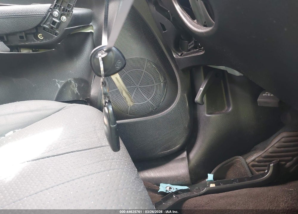 2011 KIA SORENTO LX VIN: 5XYKT3A10BG090188