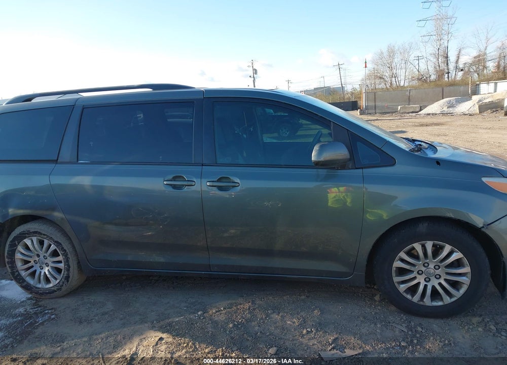 2014 TOYOTA SIENNA XLE V6 8 PASSENGER VIN: 5TDYK3DC6ES431174
