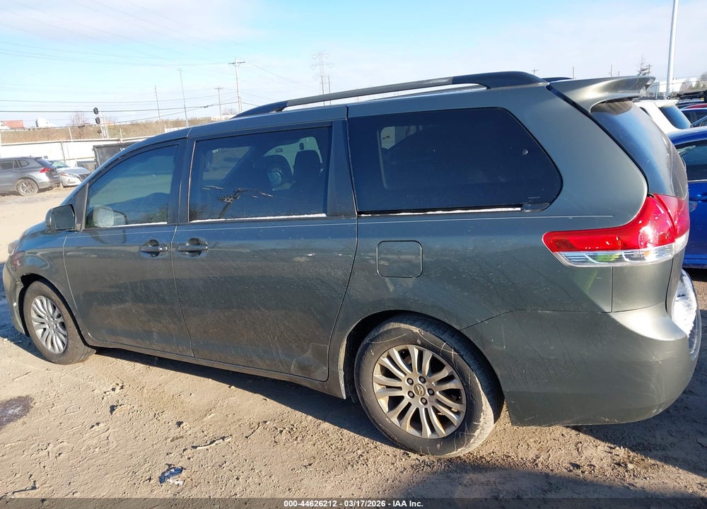 2014 TOYOTA SIENNA XLE V6 8 PASSENGER VIN: 5TDYK3DC6ES431174