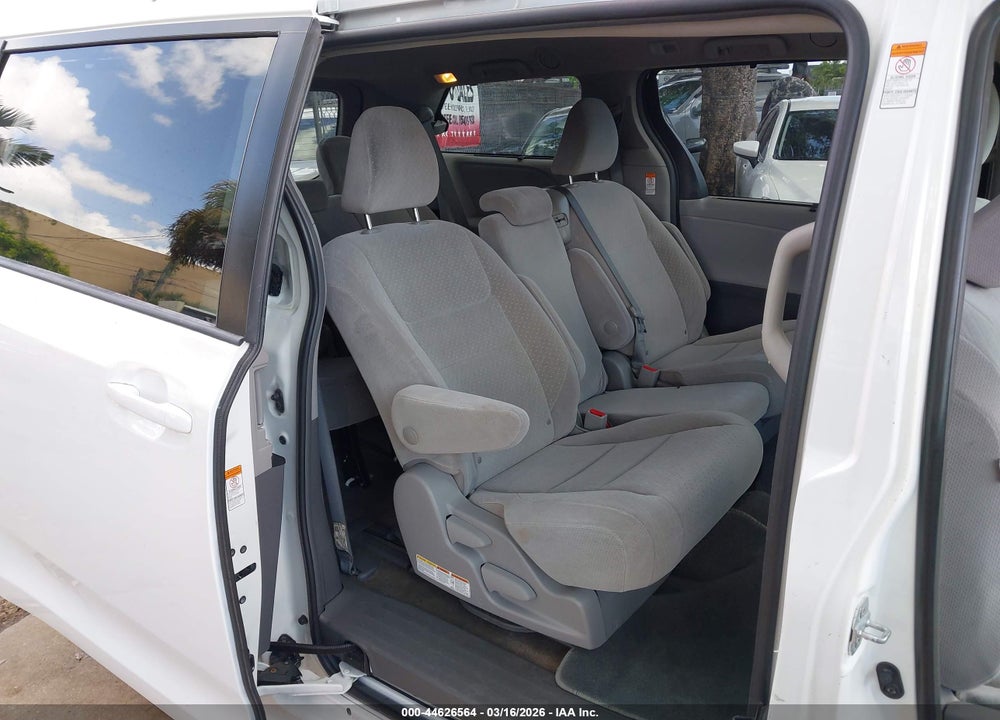2019 TOYOTA SIENNA LE 8 PASSENGER VIN: 5TDKZ3DC2KS978455