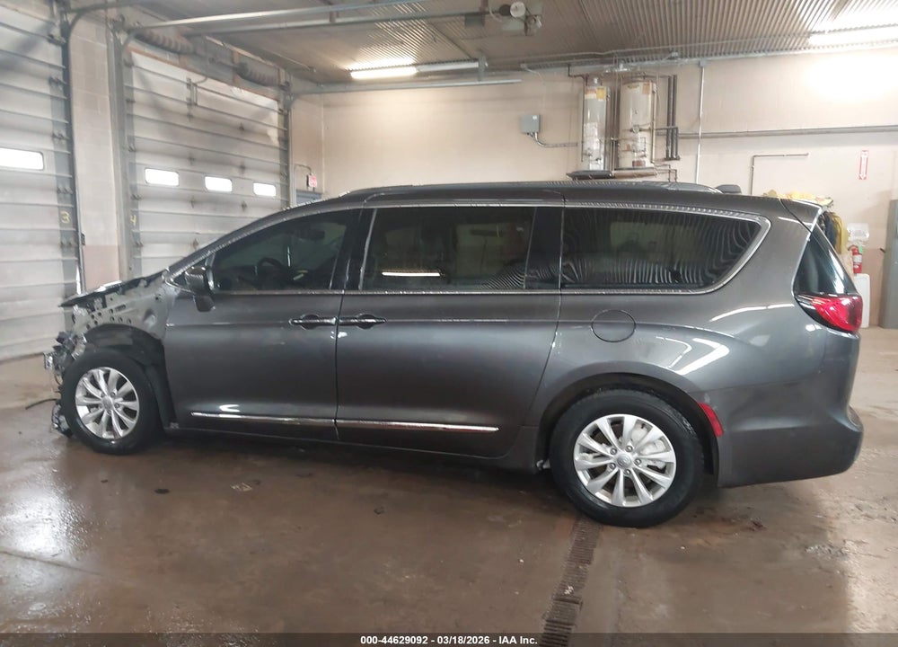2019 CHRYSLER PACIFICA TOURING L VIN: 2C4RC1BG2KR627578
