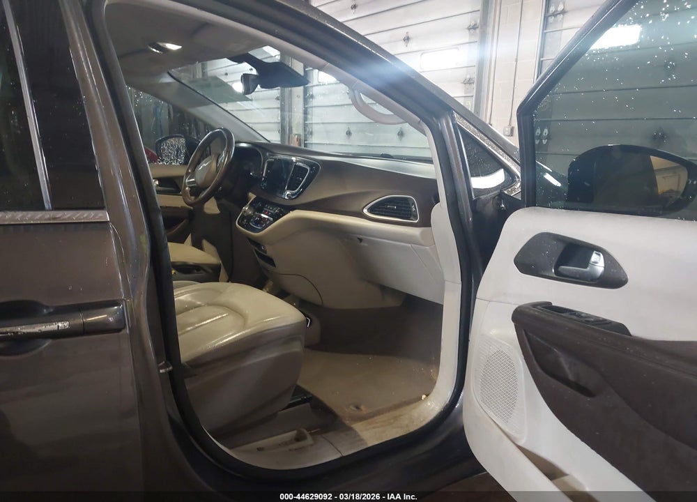 2019 CHRYSLER PACIFICA TOURING L VIN: 2C4RC1BG2KR627578