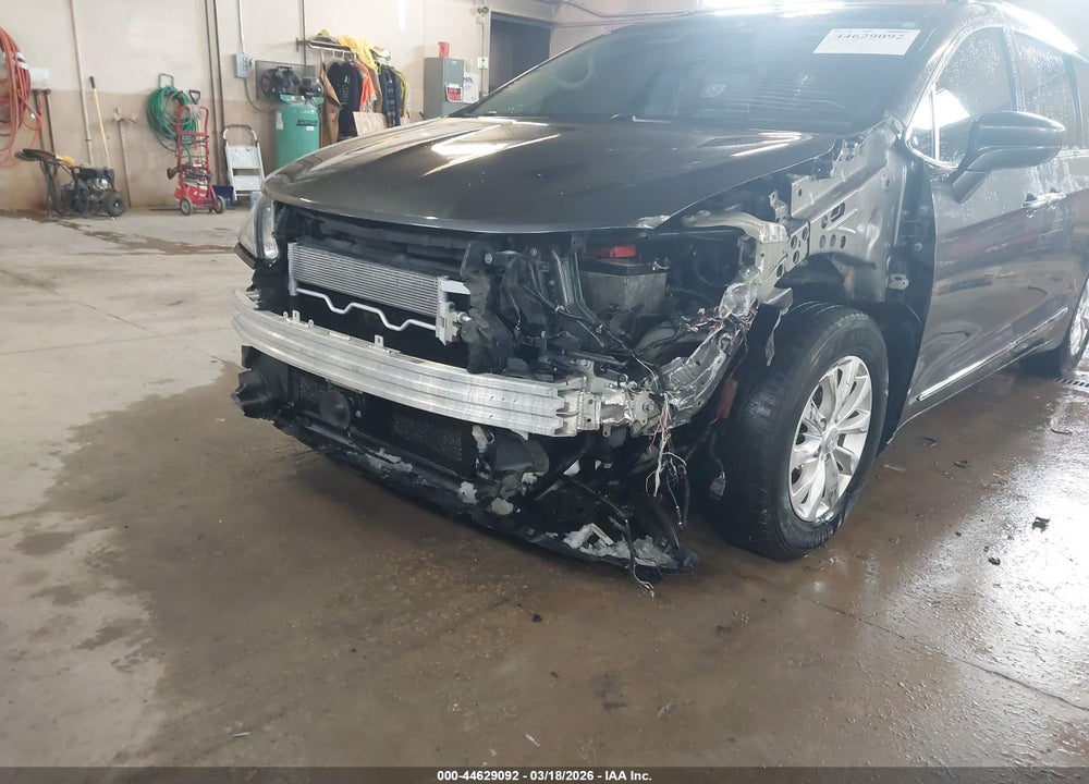 2019 CHRYSLER PACIFICA TOURING L VIN: 2C4RC1BG2KR627578