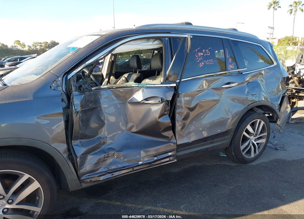 2016 HONDA PILOT TOURING VIN: 5FNYF5H90GB015207
