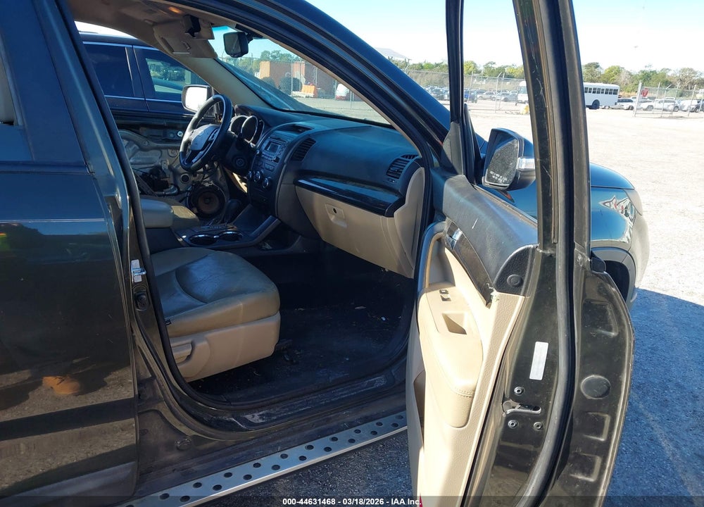 2011 KIA SORENTO LX VIN: 5XYKT4A18BG139532