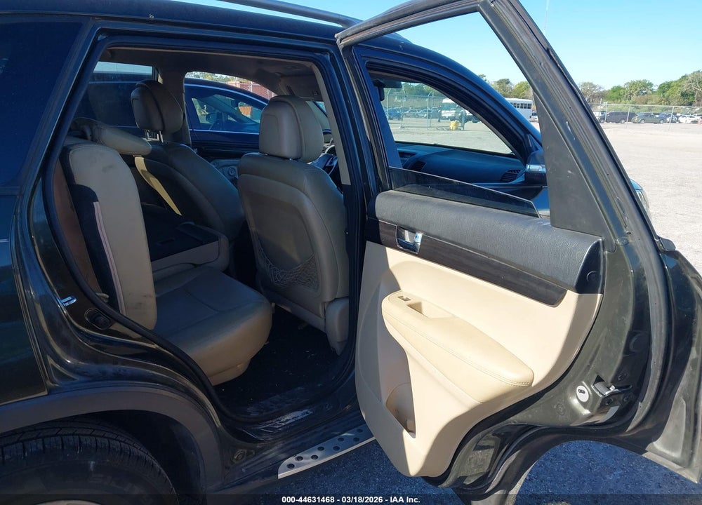 2011 KIA SORENTO LX VIN: 5XYKT4A18BG139532