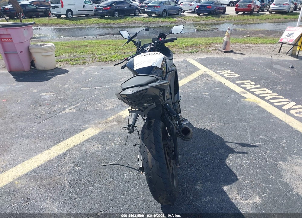 2022 YAMAHA YZFR3 A VIN: MH3RH18Y3NK008560