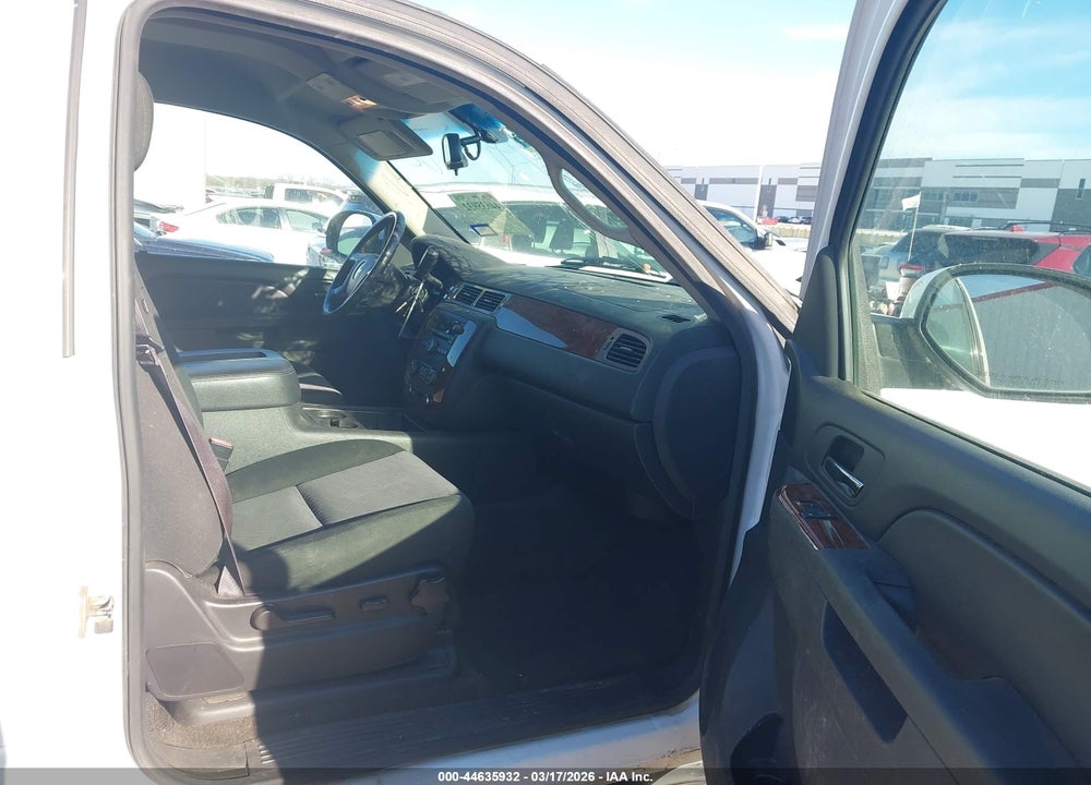 2013 CHEVROLET SUBURBAN 1500 LS VIN: 1GNSCHE03DR332286