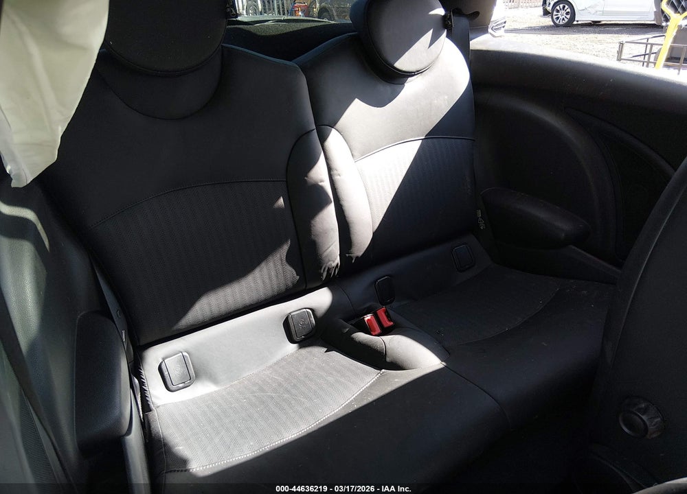 2009 MINI COOPER S VIN: WMWMF73599TT99161