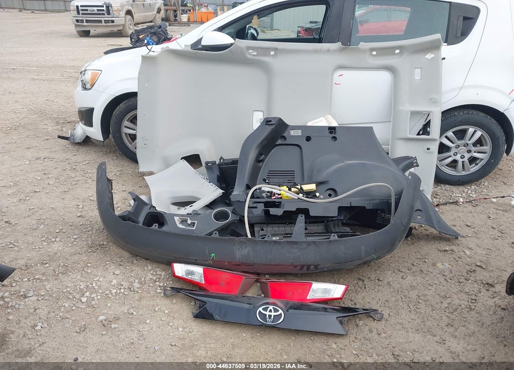 2015 TOYOTA RAV4 XLE VIN: 2T3RFREV6FW324721
