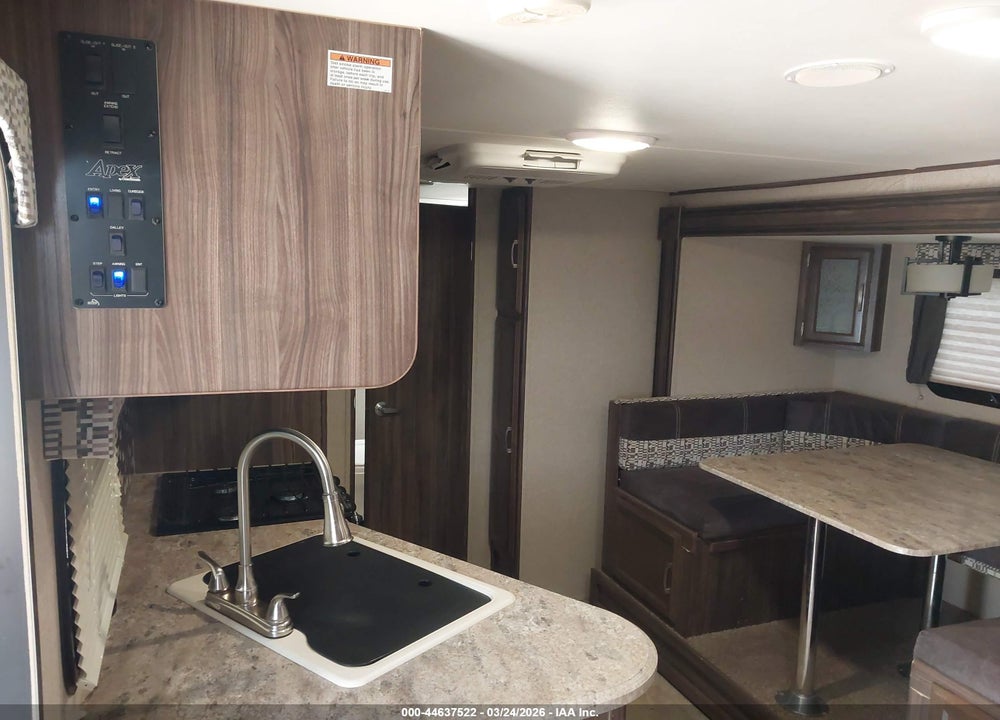 2017 FOREST RIVER 215 VIN: 5ZT2CXLB8HA010981