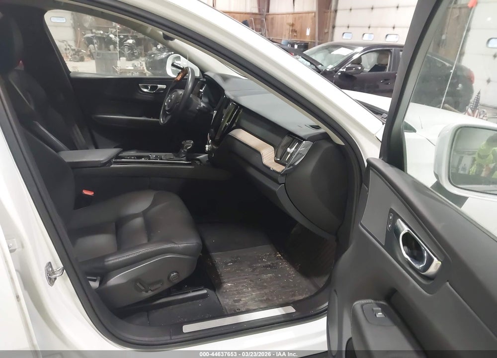 2021 VOLVO XC60 T5 MOMENTUM VIN: YV4102RK5M1784533