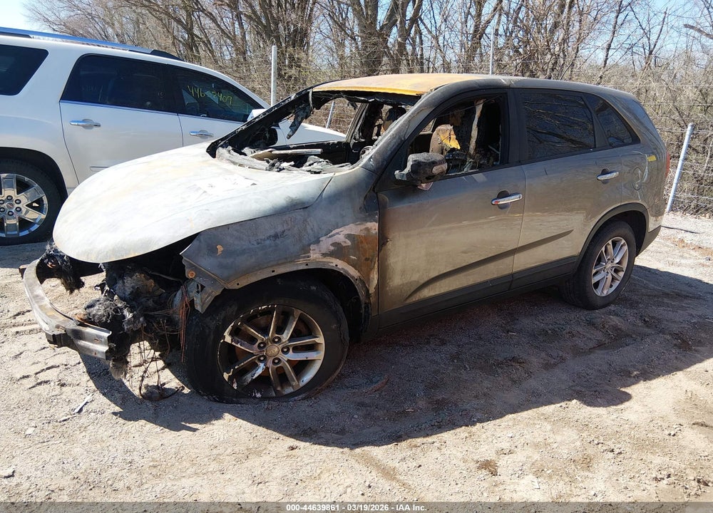 2015 KIA SORENTO LX VIN: 5XYKT3A65FG618180