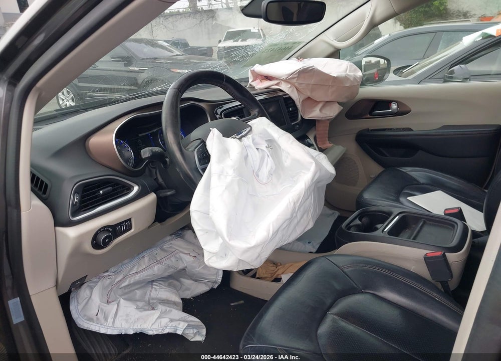 2018 CHRYSLER PACIFICA TOURING L VIN: 2C4RC1BG0JR290391
