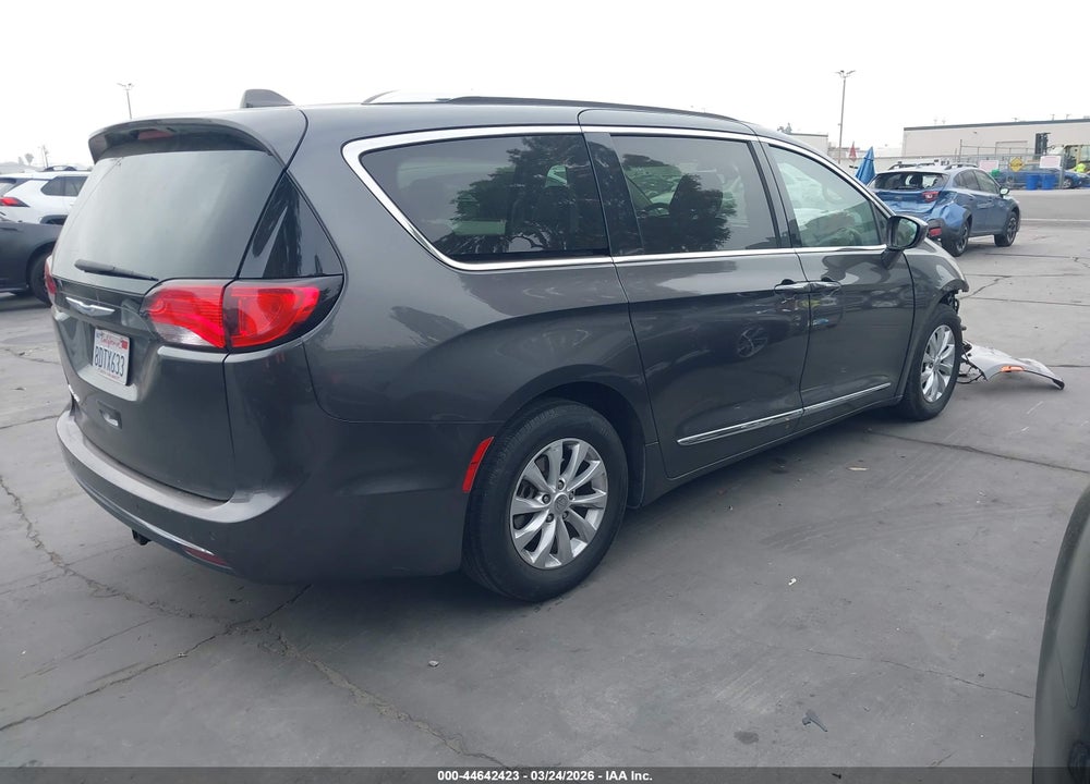 2018 CHRYSLER PACIFICA TOURING L VIN: 2C4RC1BG0JR290391