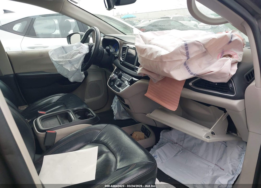 2018 CHRYSLER PACIFICA TOURING L VIN: 2C4RC1BG0JR290391