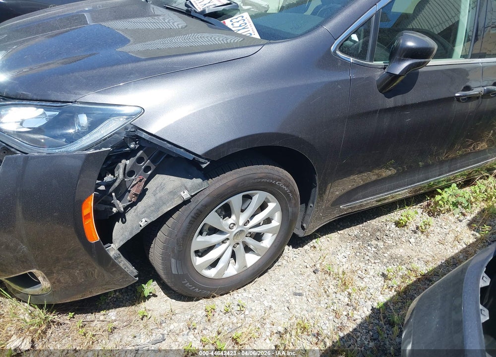 2018 CHRYSLER PACIFICA TOURING L VIN: 2C4RC1BG0JR290391