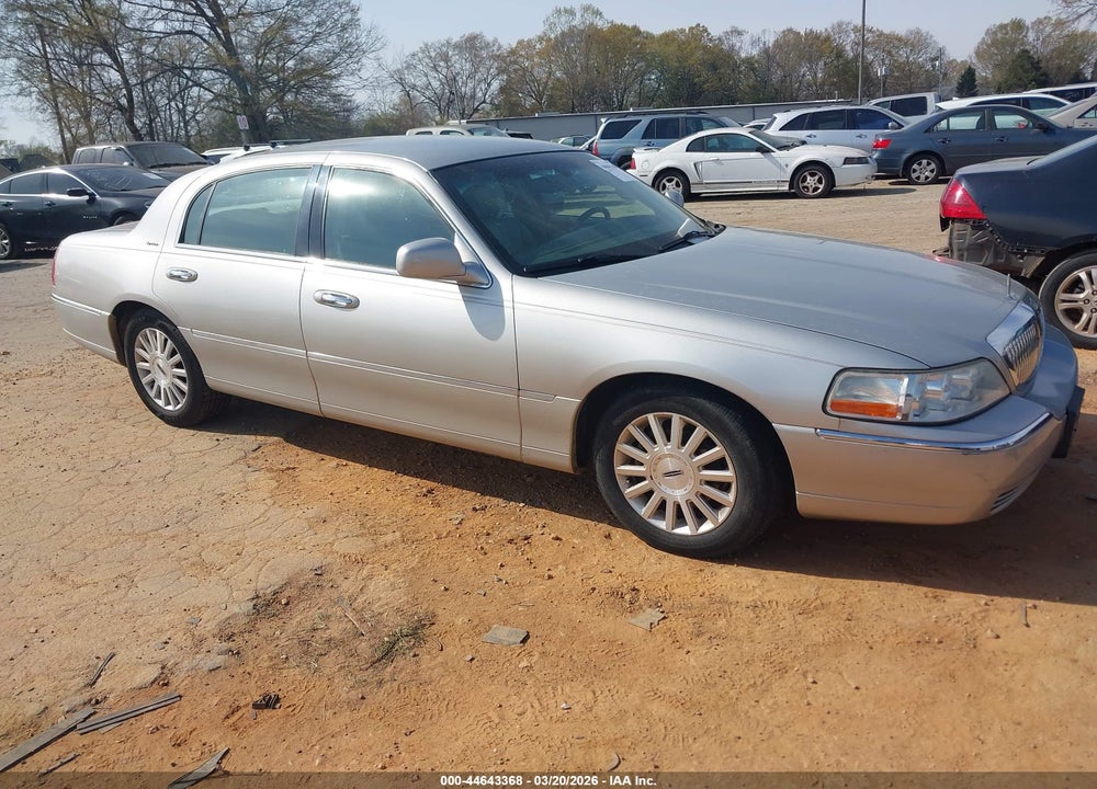 2004 LINCOLN TOWN CAR SIGNATURE VIN: 1LNHM81W34Y632812
