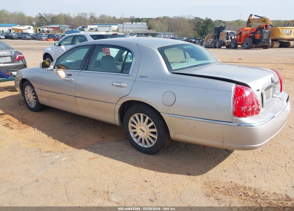 2004 LINCOLN TOWN CAR SIGNATURE VIN: 1LNHM81W34Y632812