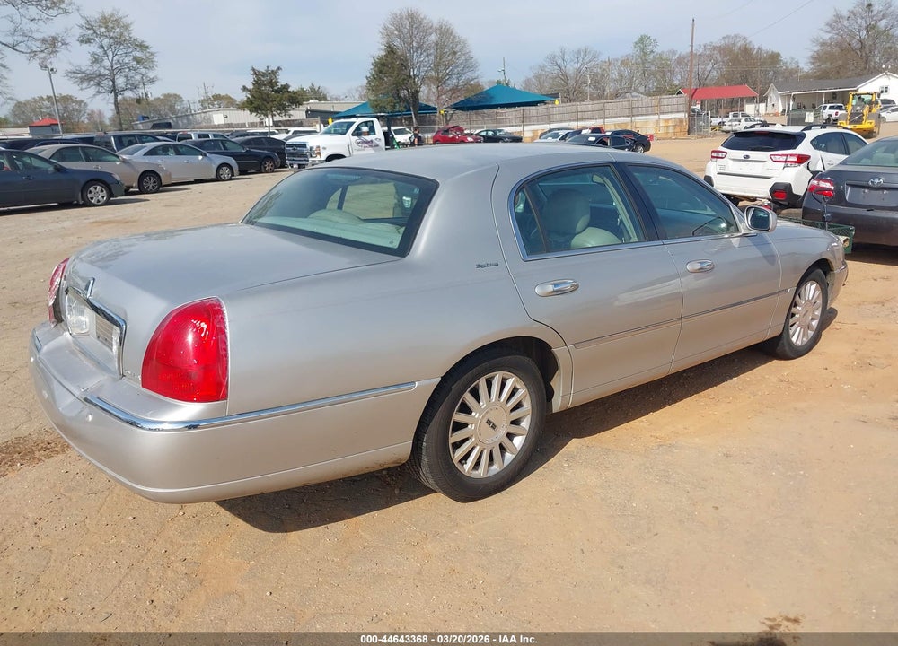 2004 LINCOLN TOWN CAR SIGNATURE VIN: 1LNHM81W34Y632812