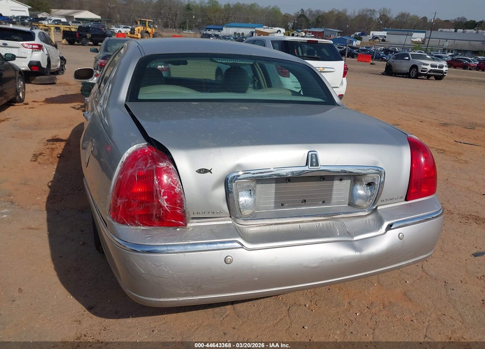 2004 LINCOLN TOWN CAR SIGNATURE VIN: 1LNHM81W34Y632812