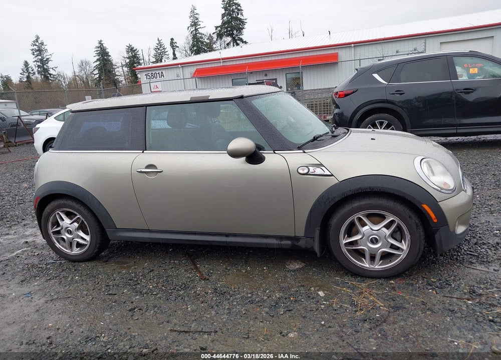 2007 MINI COOPER S VIN: WMWMF73517TL88572