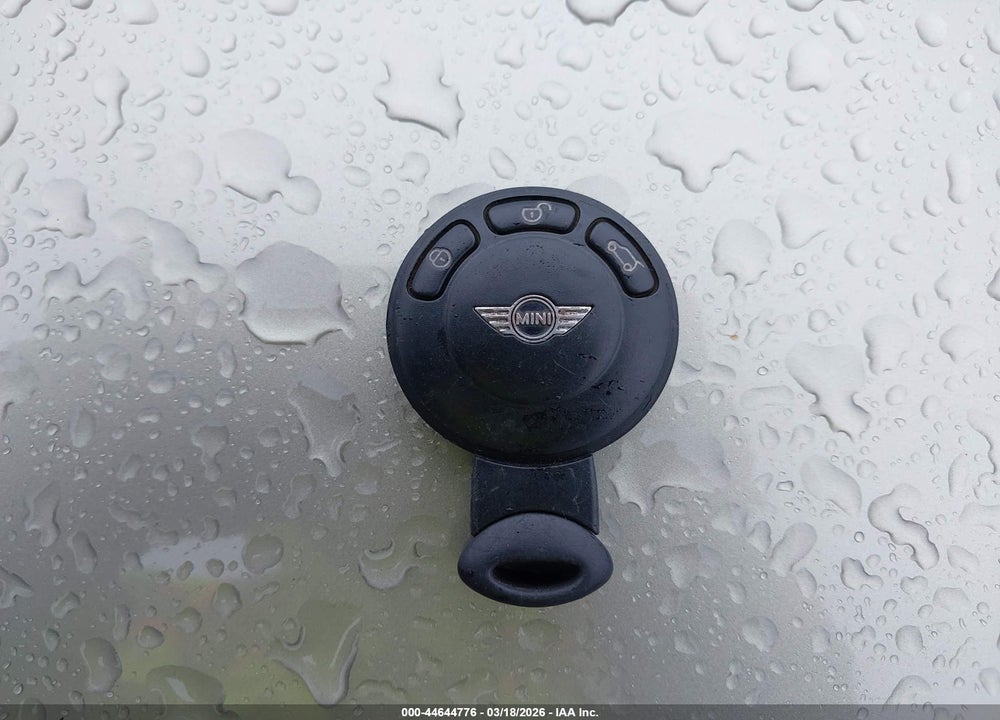 2007 MINI COOPER S VIN: WMWMF73517TL88572