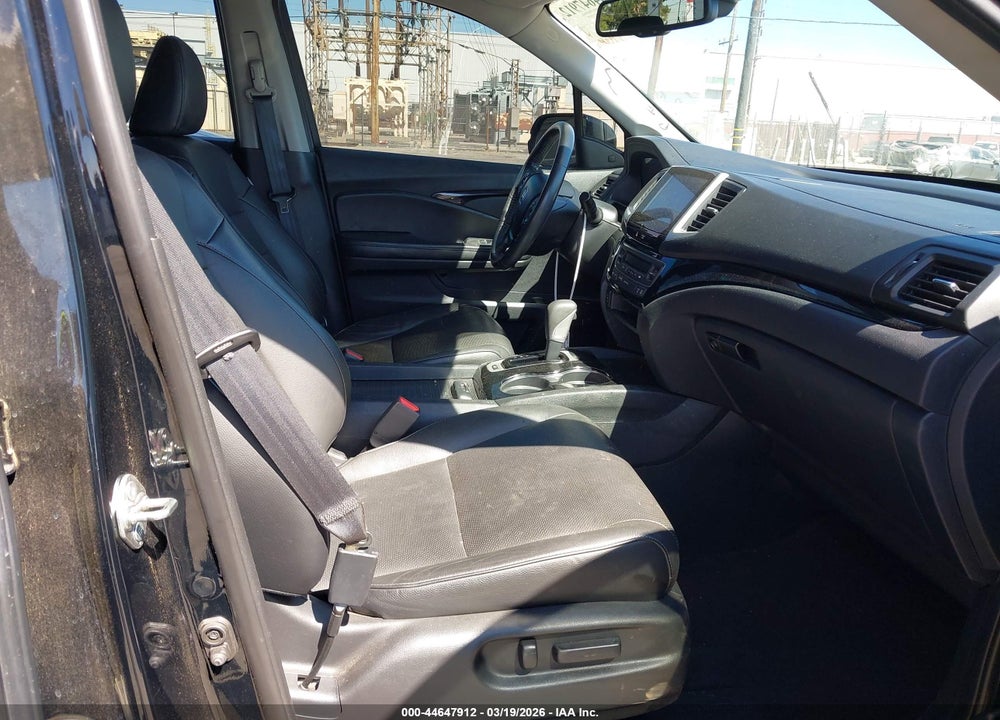 2017 HONDA RIDGELINE RTL-E VIN: 5FPYK3F76HB003251