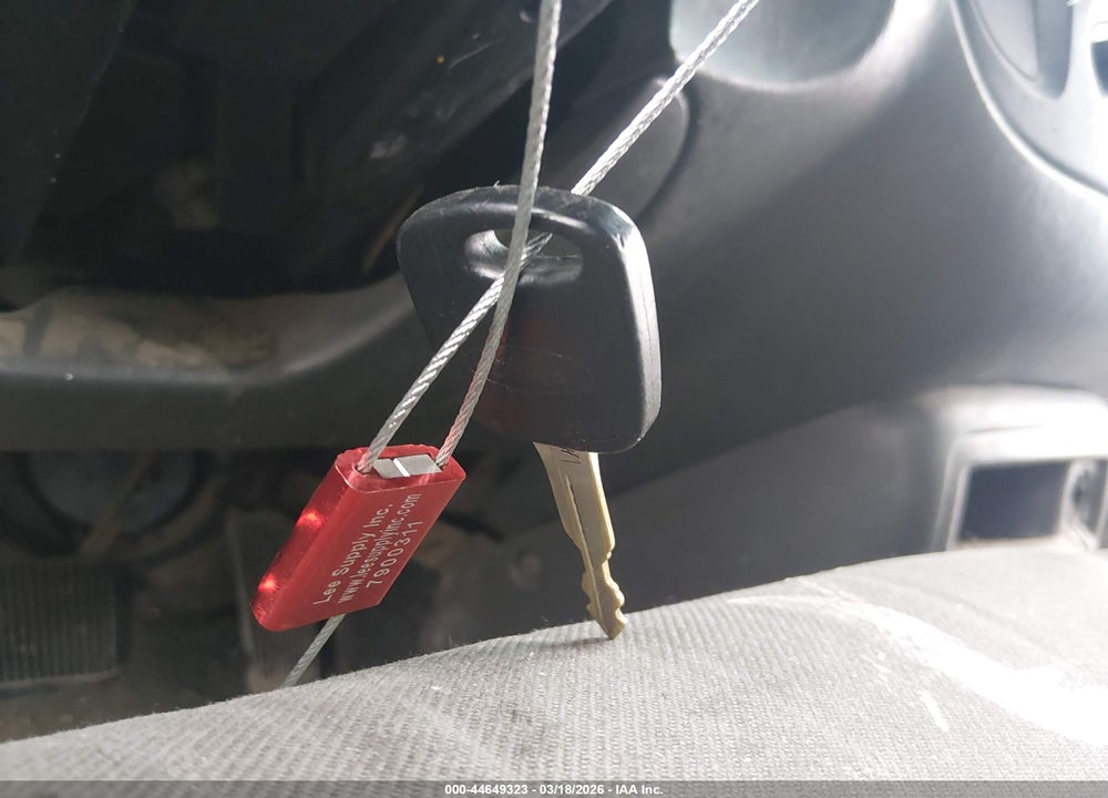 2004 FORD ESCAPE XLS VIN: 1FMYU02124DA18572
