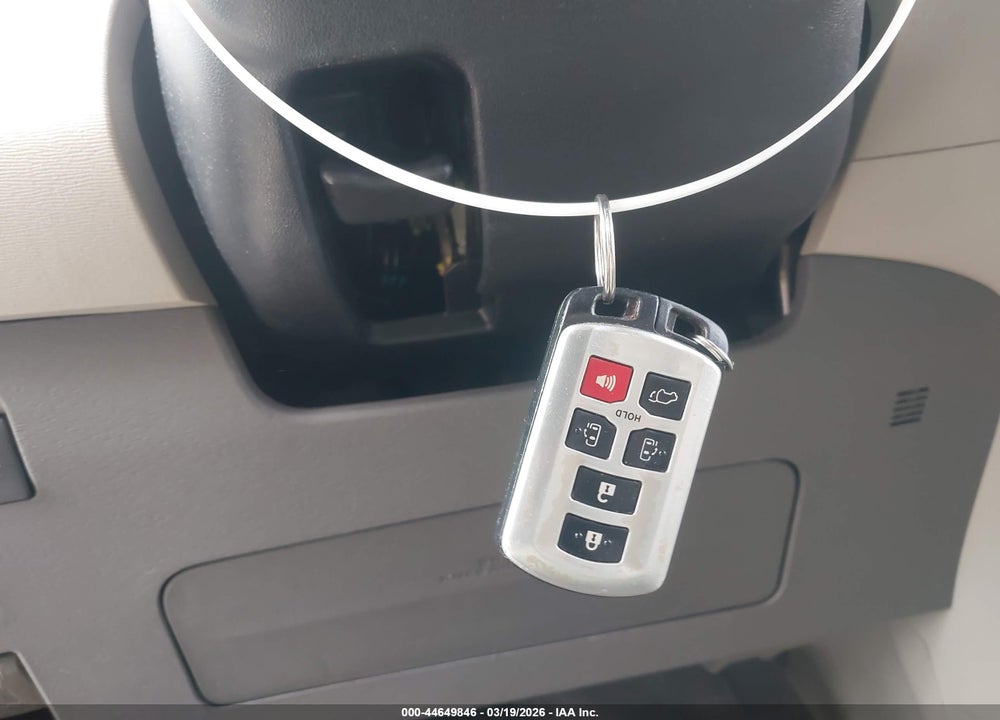 2013 TOYOTA SIENNA XLE V6 8 PASSENGER VIN: 5TDYK3DC1DS390399