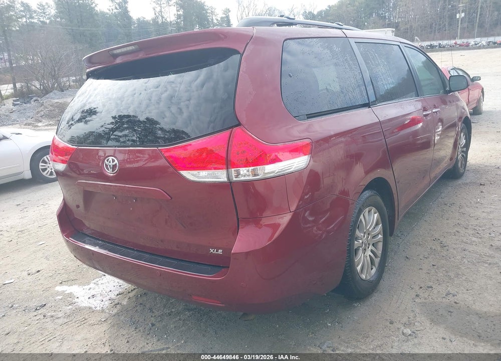 2013 TOYOTA SIENNA XLE V6 8 PASSENGER VIN: 5TDYK3DC1DS390399