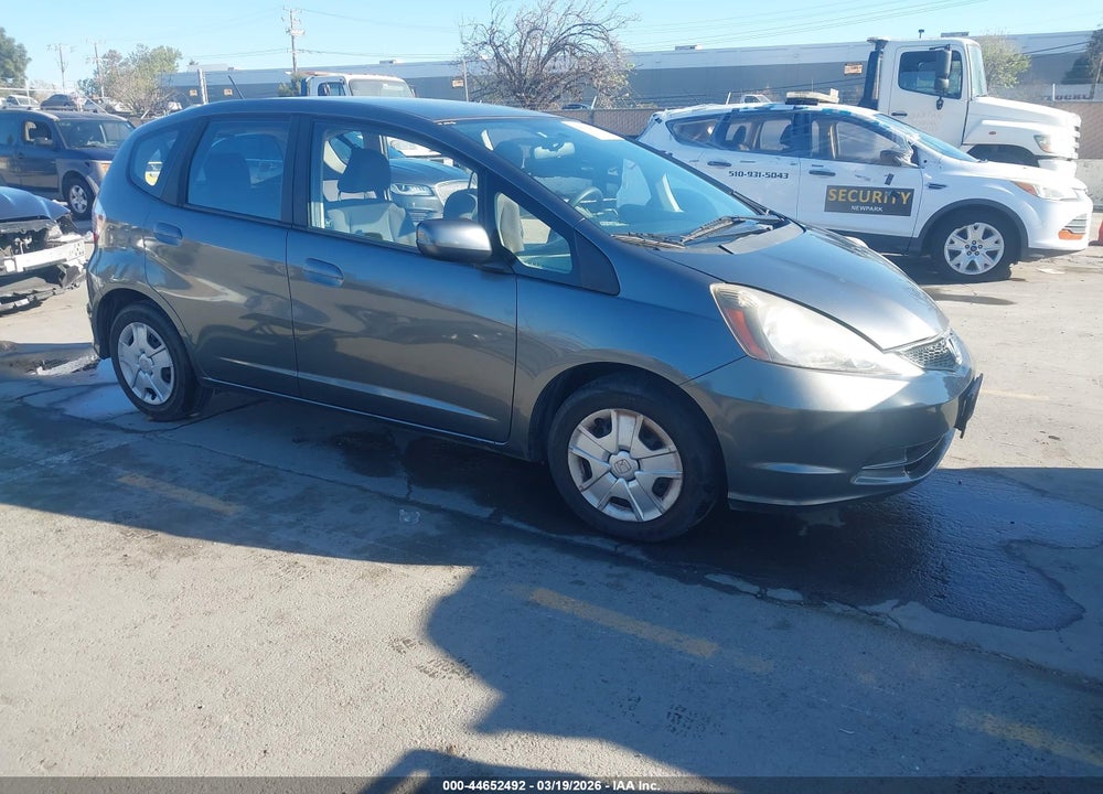 2013 HONDA FIT VIN: JHMGE8H30DC082604